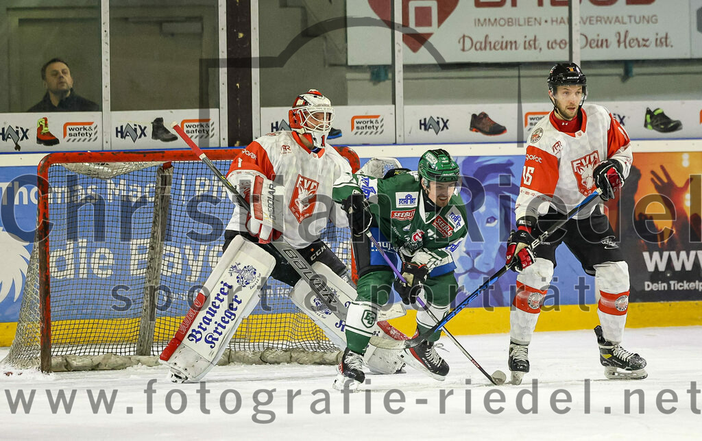 2024-01-12_063_TSV_Erding_gegen_EV_Dingolfing | Erding, Deutschland, 12.01.2024:
Eishockey, Bayernliga Vorrunde 2023 / 2024, 24. Spieltag, TSV Erding gegen EV Dingolfing, Endergebnis: 10:2

Dennis Jedrus (EV Dingolfing, #1), Leon Abstreiter (Erding Gladiators, #72), Nico Wolfgramm (EV Dingolfing, #16)

Foto: Christian Riedel / fotografie-riedel.net