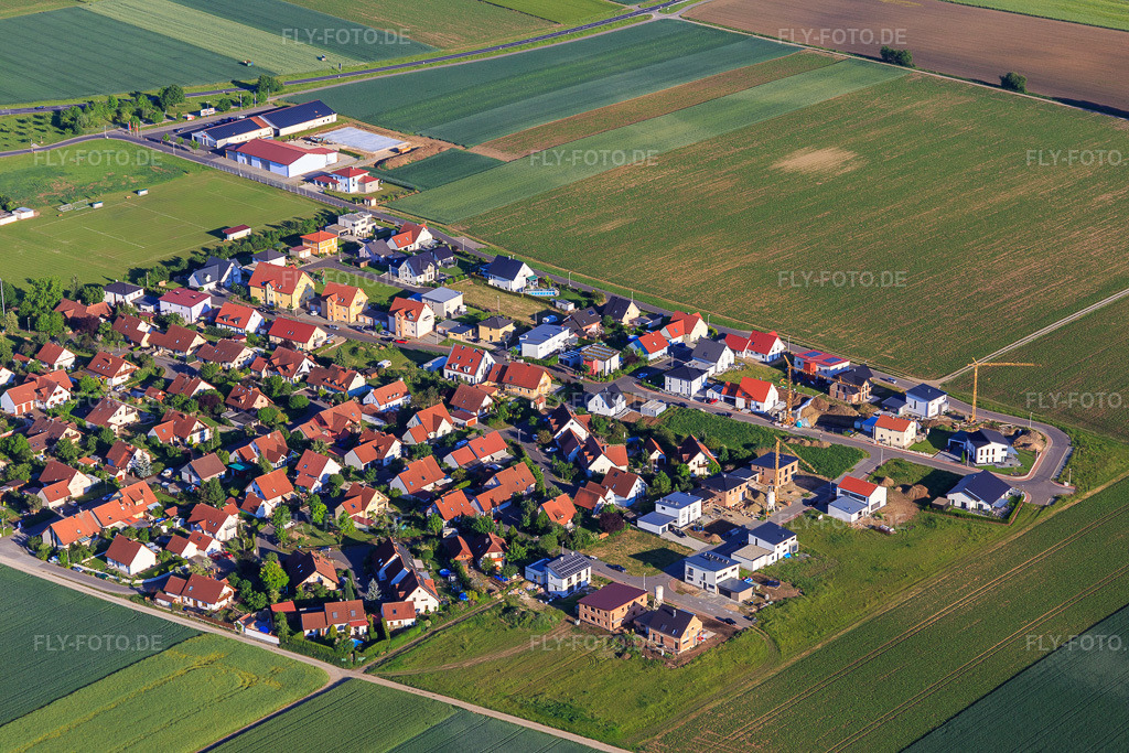 Luftbild: Neubaugebiet Lachenbrunnweg im Ortsteil Unterspiesheim in Kolitzheim im Bundesland Bayern in Deutschland. Foto: IMG_100305.jpg vom 27.05.2017 durch Werner Riehm/FLY-FOTO.de