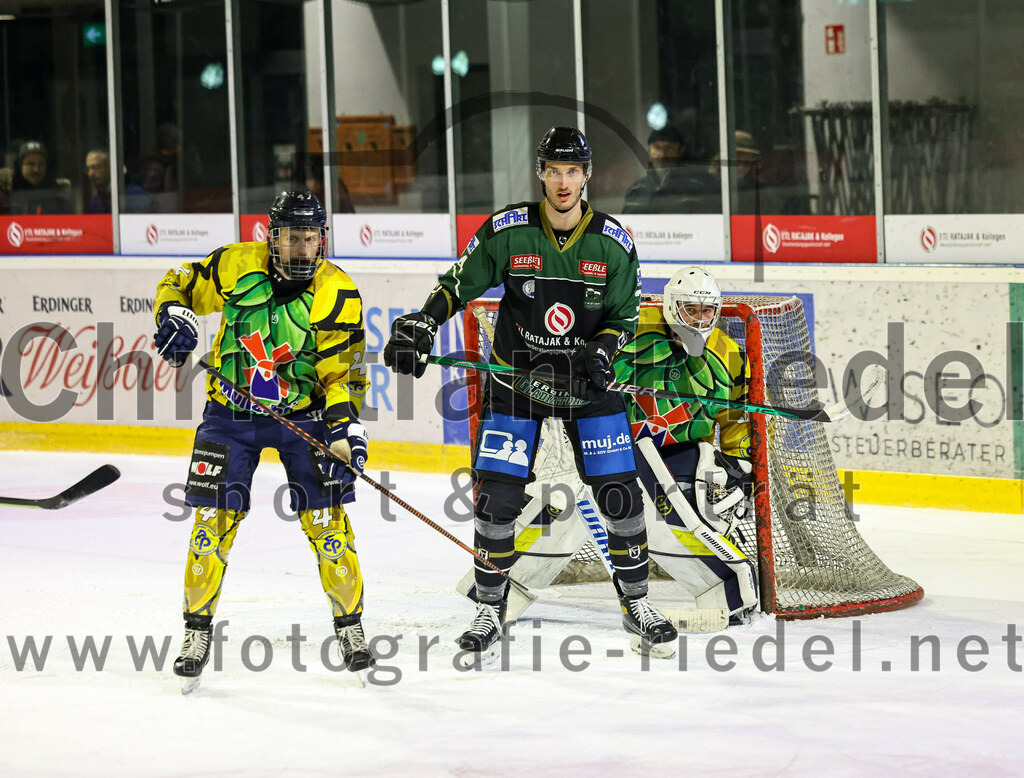 2022-12-16_141_TSV_Erding_gegen_EC_Pfaffenhofen | Erding, Deutschland, 16.12.2022:
Eishockey, Bayernliga 2022 / 2023, 21. Spieltag, TSV Erding gegen EC Pfaffenhofen, Endergebnis: 14:1

Quirin Oexler (EC Pfaffenhofen, #4), Bastian Cramer (Erding Gladiators, #34), Torwart Hannes Kiefer (EC Pfaffenhofen, #30)

Foto: Christian Riedel / fotografie-riedel.net