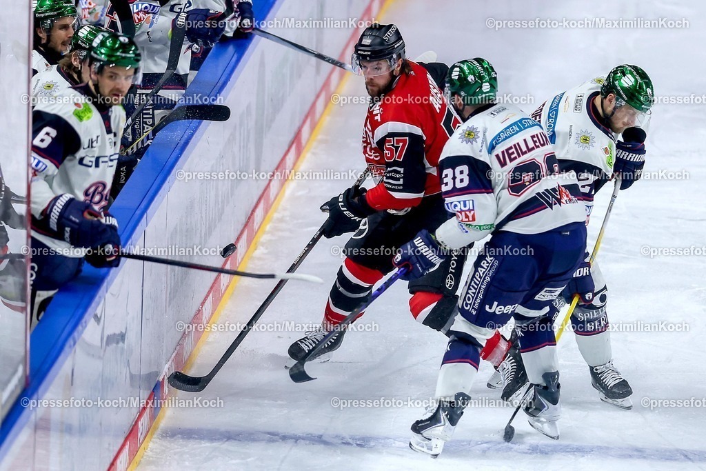 KEC20042601060 | 20.04.2026, Eishockey, DEL Halbfinale Play-Offs, Kölner Haie - Eisbären Berlin, Spiel 6, Lanxess-Arena Köln: Brady Austin (Kölner Haie #57) im Zweikampf gegen  Yannick Veilleux (Eisbären Berlin #38) 