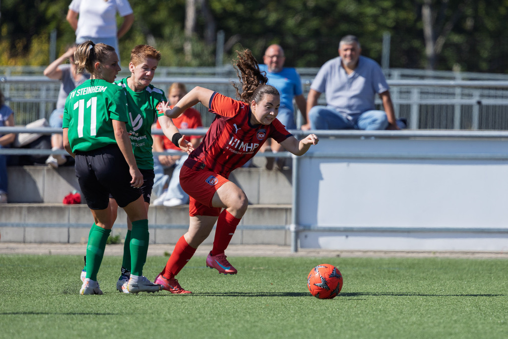 FCHSTE_250921_4570 | 1.FC Heidenheim 1846 II vs. TV Steinheim, Fußball, Frauen, Bezirksliga, 2025/2026, 2.Spieltag, 21.09.2025 in Heidenheim, Kunstrasen b. Voith-Arena West(Foto: Michael Bulling) - Realisiert mit Pictrs.com