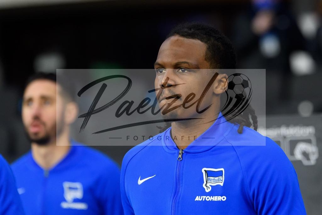 BSCFCB20220123_182 | Fussball, Herren: Dedryck Boyata (Hertha BSC) schaut bei dem Spiel der 1. Bundesliga zwischen Hertha BSC und FC Bayern Muenchen im Olypiastadion am 23.01.2022 in Berlin, Deutschland.DFB / DFL REGULATIONS PROHIBIT ANY USE OF PHOTOGRAPHS AS IMAGE SEQUENCES AND/OR QUASI-VIDEO. - Realisiert mit Pictrs.com