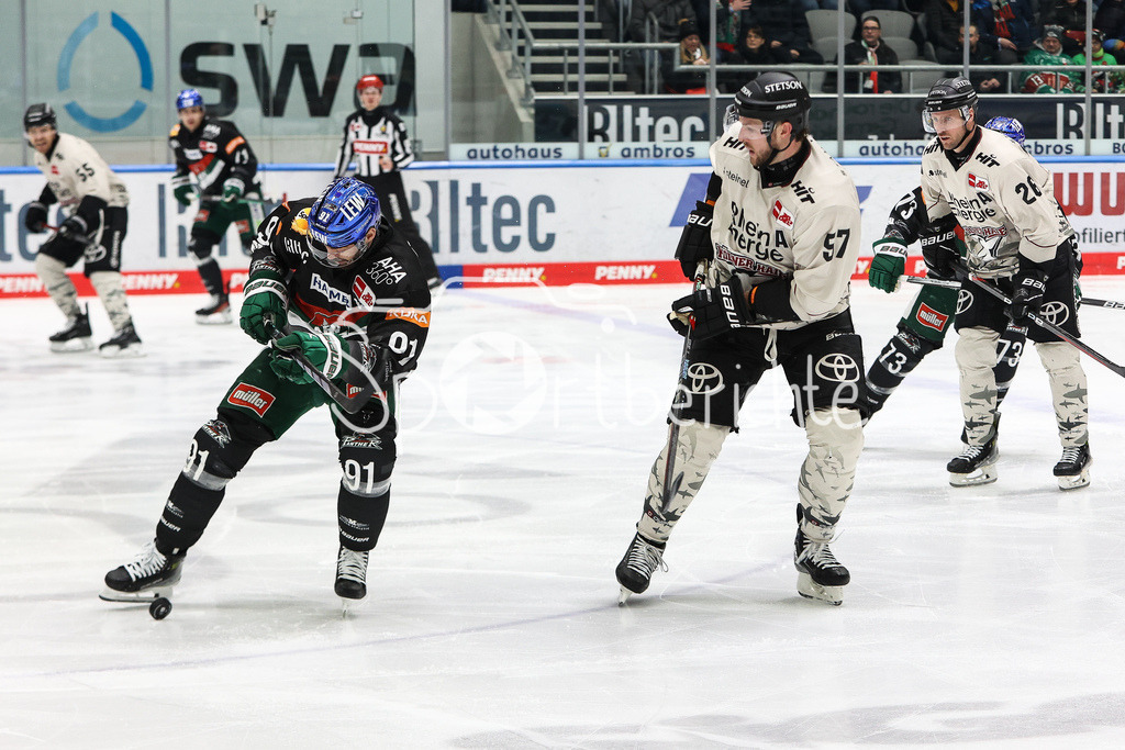 Augsburger Panther - Kölner Haie  | Luke ESPOSITO (AEV #91) im Duell mit Brady AUSTIN (KEC #57)