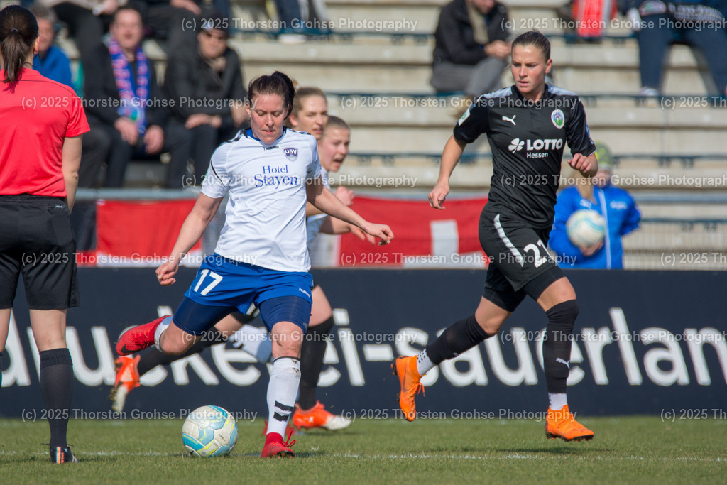 Fussball-BL Frauen 1. FFC Frankfurt vs. FF USV Jena | Lisa Seiler #17 (FF USV Jena), Crnogorcevic Ana-Maria #21 (1.FFC Frankfurt); Fussball-BL Frauen 1. FFC Frankfurt vs. FF USV Jena, Fussball-Bundesliga Frauen am 25.03.2018 im Stadion am Brentanobad in Frankfurt/Main, (Deutschland) - Realisiert mit Pictrs.com