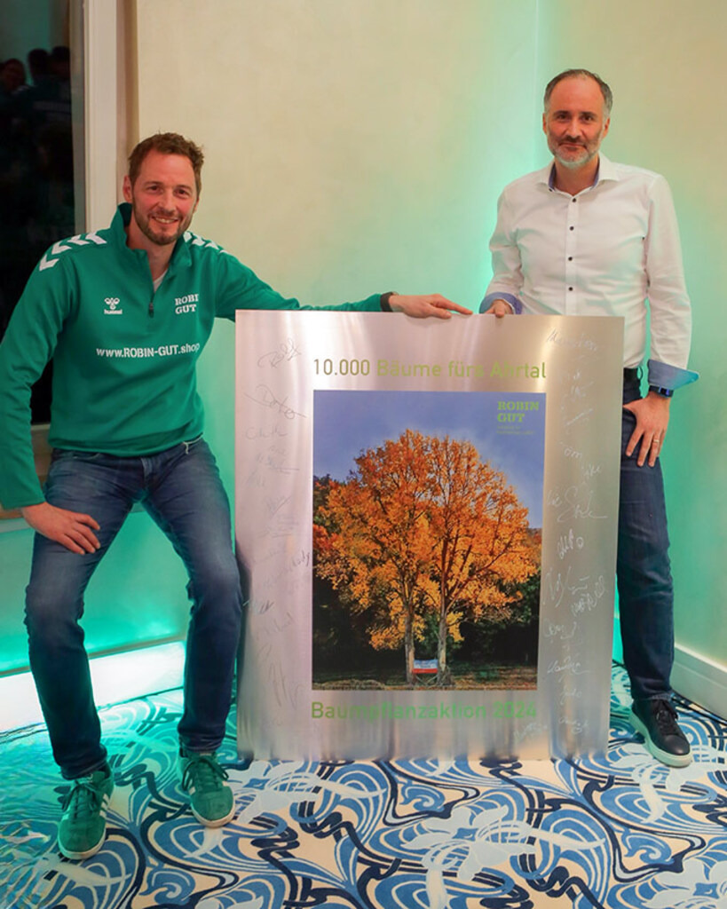 ROBIN-GUT_01_unverkaeuflich | BÄUME - WIE GEMALT. __ Dieter Könnes - TV-Moderator (links) und Christian Lindner - Hotelinhaber an der Ahr (rechts) freuen sich über eine gelungene Präsentaktion. __ Die Basisdatei für das  Baumbild fotografierte Markus Wipperfürth mit dem Handy. Die digital-malerische Umsetzung für das große Druckformat realisierte Bernt Hoffmann mit seinem selbst ersonnenen Digitalkunst-Verfahrensweg; _OHNE «KI»   __ Gedruckt wurde das Bild auf eine gebürstete Aluminiumplatte. Der breite umlaufende Rand wurde Informationen zu dieser ersten Baumpflanzaktion von ROBIN GUT gewidmet. Die seitlichen Ränder waren für zahlreiche Unterschriften vieler freiwilliger Katastrophenhelfer der «Ahrtal-Flut» reserviert. _______________________________ Das Baumbild selbst (ohne den bedruckten und beschriebenen Rand) ist in unterschiedlichen Formaten und großer Material-Vielfalt HIER zu erwerben! .... www.bernt-hoffmann.de/6508752 - Realisiert mit Pictrs.com