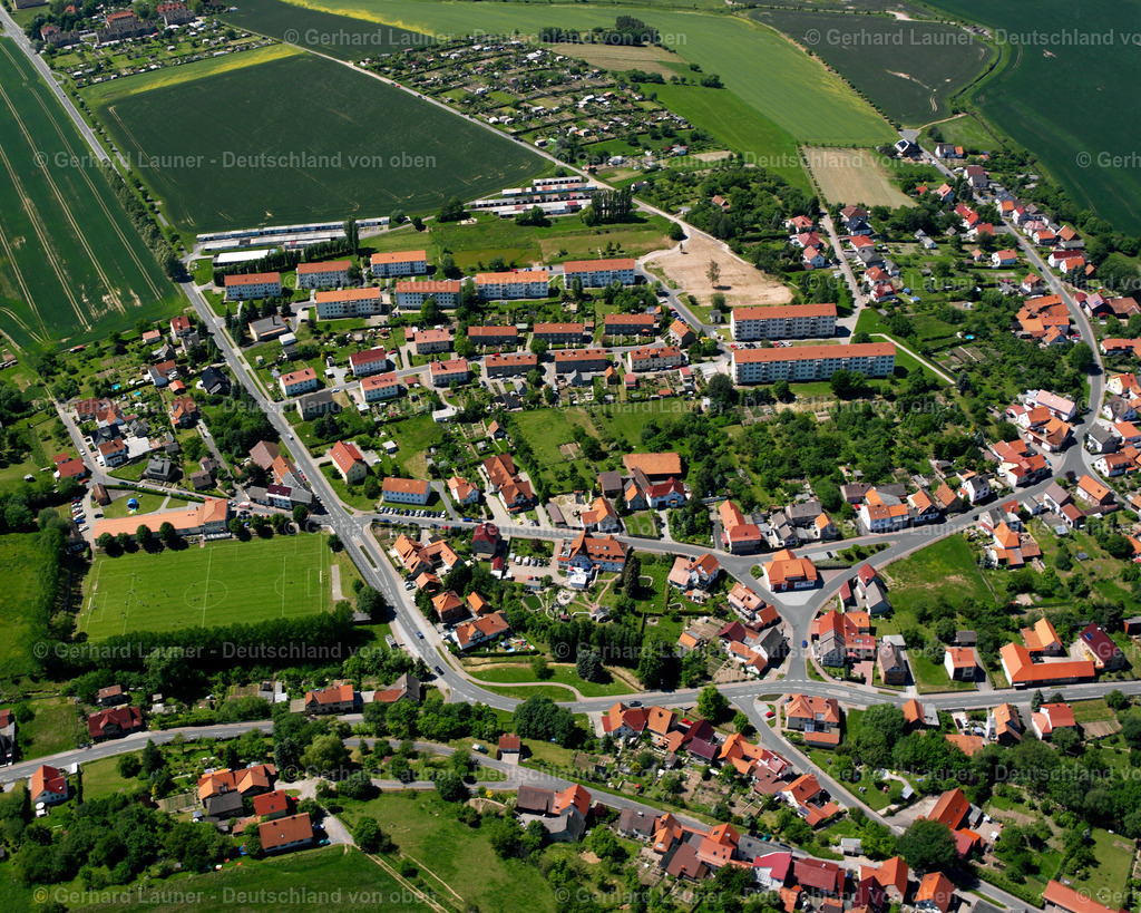 2634332 | BISCHOFFERODE 09.06.2006 Stadtansicht vom Stadtrand angrenzend an landwirtschaftliche Feldern  in Bischofferode im Bundesland Thüringen, Deutschland // City view from the outskirts with adjacent agricultural fields  in Bischofferode in the state Thuringia, Germany Foto: Gerhard Launer