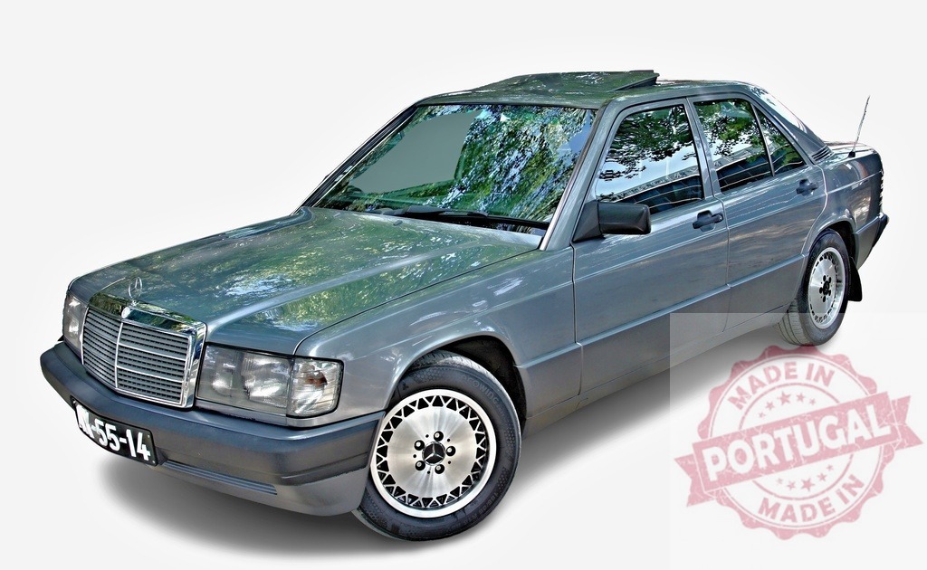 Mercedes-Benz 190E parked with sunroof open reflecting surrounding trees | Grey Mercedes-Benz 190E parked with sunroof open, reflecting surrounding trees on white background - Realisiert mit Pictrs.com