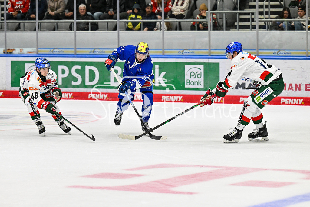 Augsburger Panther - EC VSV | v. l. Moritz ELIAS (Augsburger Panther #46) / Nikita SCHERBAK (EC VSV #22) und Alexander OBLINGER (Augsburger Panther #50) / zweikmampf / Duell