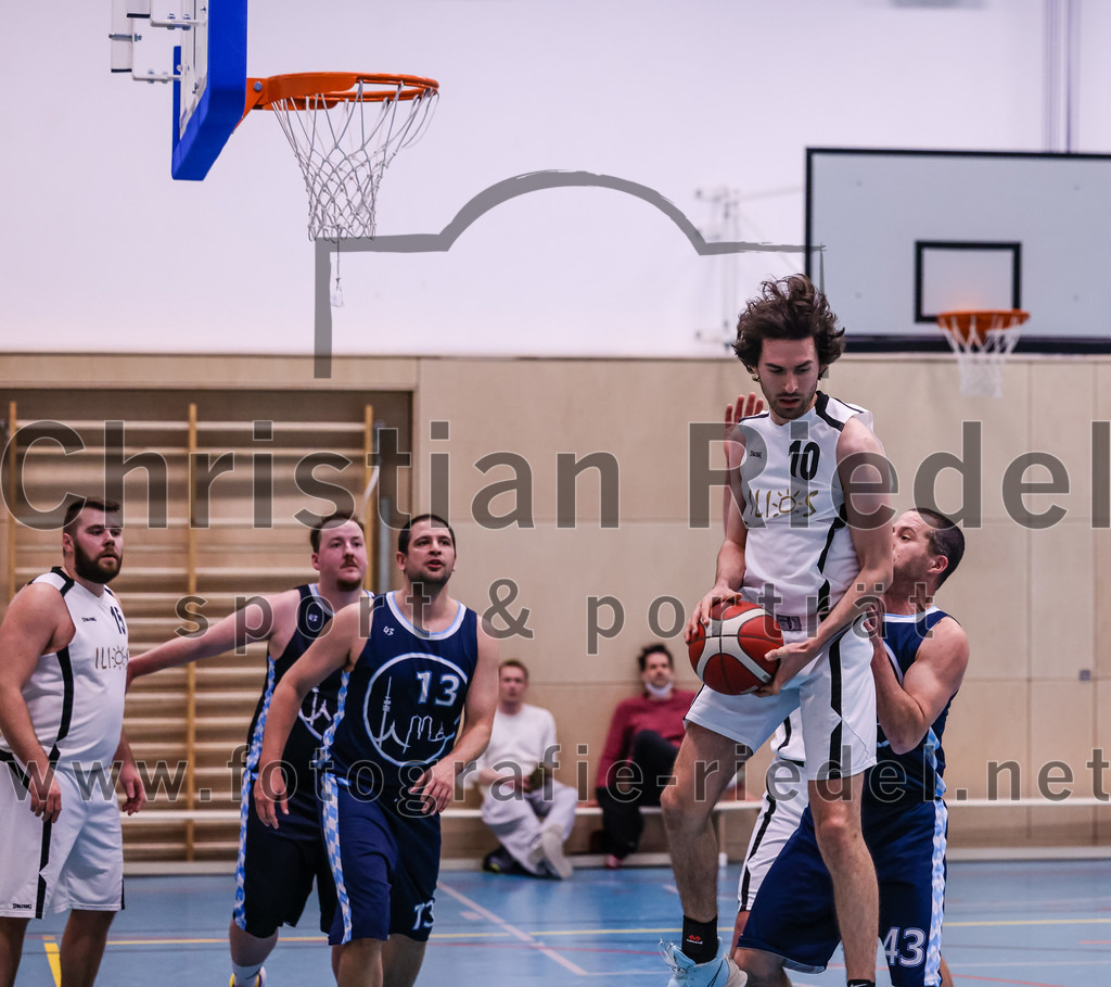2022-04-03_055_TSV_Vaterstetten_gegen_SV_Weissblau-Allianz_Muenchen | Vaterstetten, Deutschland, 03.04.2022:
Basketball, Bezirksoberliga Herren 2021 / 2022, 14. Spieltag, TSV Vaterstetten gegen SV Weißblau-Allianz München, Endergebnis: 86:54

Mathias Furtmair (TSV Vaterstetten, #15), Peter Fabian Klemm (SV Weißblau-Allianz München, #13), Luca Maurice Kohll (TSV Vaterstetten, #10), Maximilian Tedschemacher (SV Weißblau-Allianz München, #43)

Foto: Christian Riedel / fotografie-riedel.net