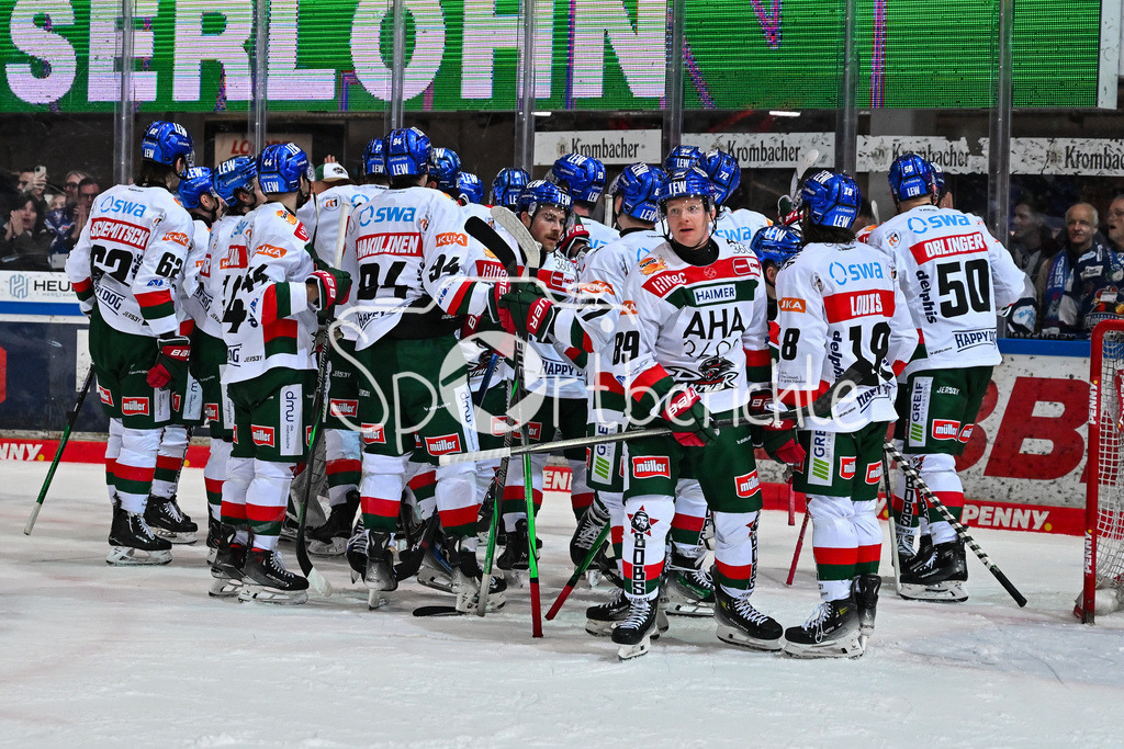 Iserlohn Roosters - Augsburger Panther | Die Augsburger Panther feuen sich ueber den Nichtabstieg in Iserlohn / Abstieg / Absteiger / DEL: Iserlohn Roosters - Augsburger Panther, Eissporthalle Iserlohn am 07.03.2025