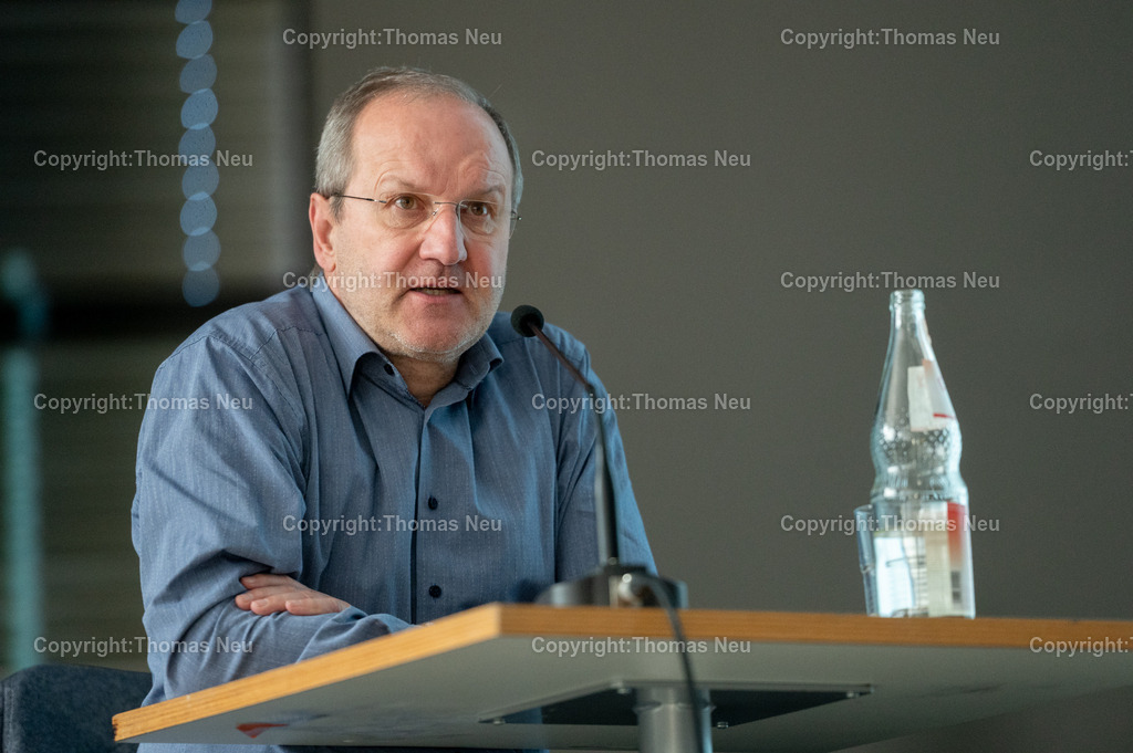 DSC_8008 | bbe, Bensheim, Goethegymnasium, Podiumsdiskussion aus Anlass der Europawoche am Goethe-Gymnasium,,  Zu Gast ist Gunther Hellmann, Politik Professor an der Goethe Universität in Frankfurt. Es geht um soziale Gerechtigkeit und Ungleichheit in Deutschland und Europa., Bild: Thomas Neu
