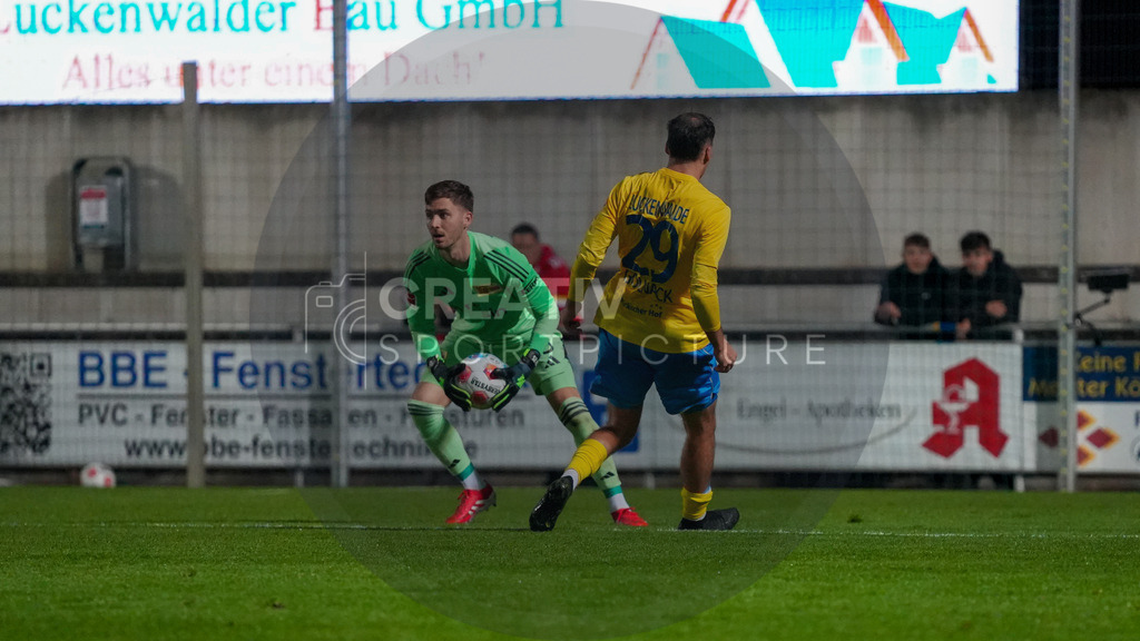 Fußball, Herren, Saison 2025/2026, Testspiel, Freundschaftsspiel, FSV 63 Luckenwalde vs. 1.FC Union Berlin, Mittwoch 08.10.2025, Werner-Seelenbinder-Stadion Luckenwalde, | Fußball, Herren, Saison 2025/2026, Testspiel, Freundschaftsspiel, FSV 63 Luckenwalde vs. 1.FC Union Berlin, Mittwoch 08.10.2025, Werner-Seelenbinder-Stadion Luckenwalde, Im Bild: Carl Klaus (l. Union) und Simon Gollnack (r. Luckenwalde) - Realisiert mit Pictrs.com