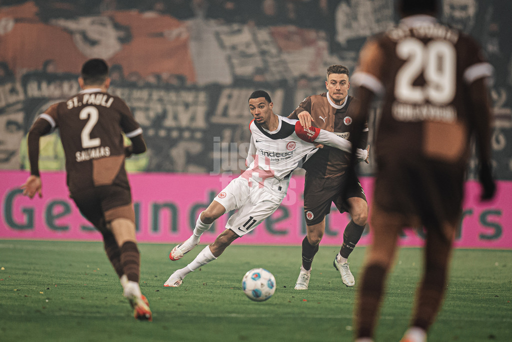 Fußball | Männer | Saison 2024/2025  | Fußball-Bundesliga | 16. Spieltag | FC St. Pauli vs. Eintracht Frankfurt | 11.01.2025 | v.l. Hugo Ekitike (#11, Eintracht Frankfurt) gegen Hauke Wahl (#5, FC St. Pauli)
