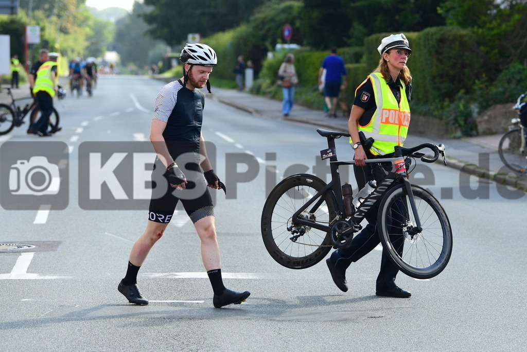 KBS Picture_Cyclassica-Hamburg_200823_014 | Hamburger Strasse Rellingen , Sturz im 100KM Feld ,Polizei sichert erst mal alles und hilft ,
Bemer Cyclassics Hamburg Radrennen 2023 , 
Durch Hamburg und Schleswig-Holsten ,
UCI-WorldTour-Rennen Profi-Elite Herren ca.200KM , 
Amateurradfahrer Jedermann Rennen 60KM ,
Amateurradfahrer Jedermann Rennen 100KM , - Realisiert mit Pictrs.com