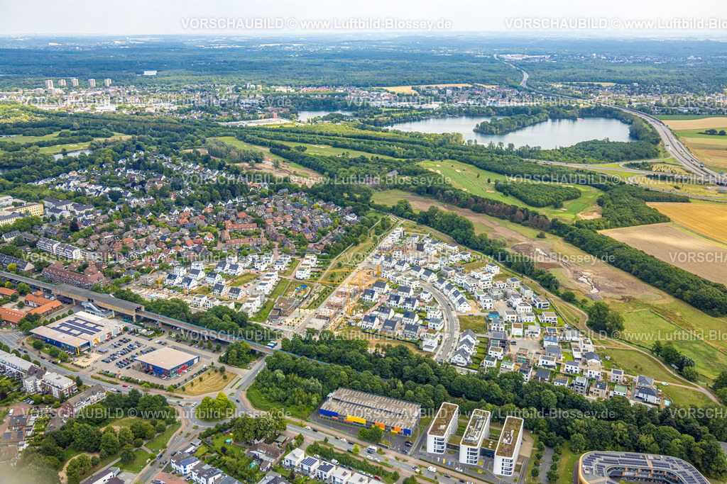 Duisburg250704387Sued | Luftbild, Duisburg-Süd, Wohngebiet Angerbogen, Am Alten Angerbach, halbkreisförmige Neubau-Wohnsiedlung, Gewerbegebiet Xella International GmbH und Edeka E-Center Angerbogen, überdachter Bahnhof Angerbogen, hinten der Rahmer See, Huckingen, Duisburg, Ruhrgebiet, Nordrhein-Westfalen, Deutschland