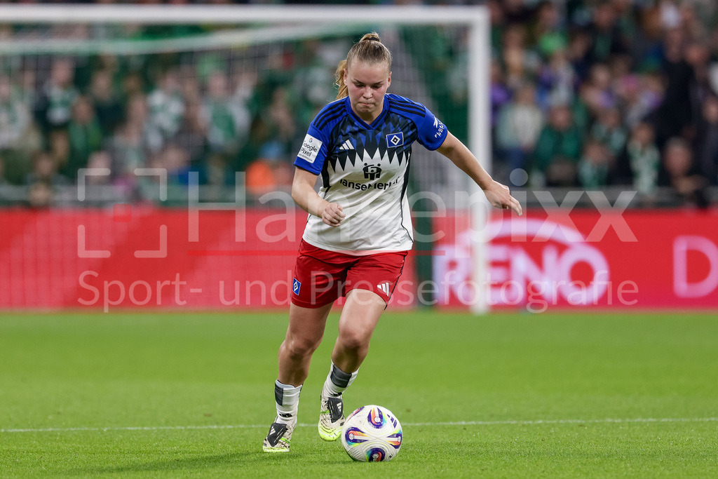 Fussball, Google Pixel Frauen-Bundesliga, SV Werder Bremen - Hamburger SV | Svea Stoldt (Hamburger SV, 8) am Ball, Freisteller, Einzelbild, Ganzkörper, Aktion, Action, Spielszene, DIE DFB-RICHTLINIEN UNTERSAGEN JEGLICHE NUTZUNG VON FOTOS ALS SEQUENZBILDER UND/ODER VIDEOÄHNLICHE FOTOSTRECKEN. DFB REGULATIONS PROHIBIT ANY USE OF PHOTOGRAPHS AS IMAGE SEQUENCES AND/OR QUASI-VIDEO.
