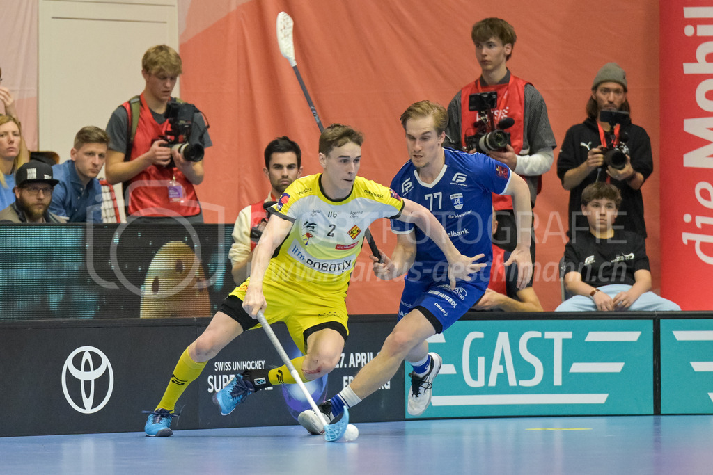 Zug United vs HC Rychenberg - 22. February 2025 | Zug United vs HC RychenbergSporthalle Wankdorf, BernNicola Bischofberger (#2 HC Rychenberg Winterthur) gegen Sami Johansson (#77 Zug United).Bild: Sportfotografie Markus Aeschimann | www.markus-aeschimann.ch - Realisiert mit Pictrs.com