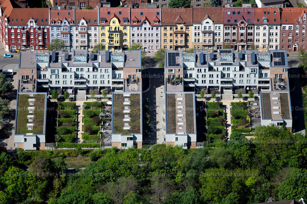 4026679 | ERFURT 07.05.2020 Wohngebiet einer Mehrfamilienhaussiedlung "Auenhöfe" an der Adalbertstraße im Ortsteil Andreasvorstadt in Erfurt im Bundesland Thüringen, Deutschland. Weiterführende Informationen bei: Baugesellschaft an der Wachsenburg mbH,  Schettler &amp; Partner Architekten Stadtplaner Ingenieure PartGmbB. // Residential area of a multi-family house settlement "Auenhoefe" on Adalbertstrasse in the district Andreasvorstadt in Erfurt in the state Thuringia, Germany. Further information at: Baugesellschaft an der Wachsenburg mbH,  Schettler &amp; Partner Architekten Stadtplaner Ingenieure PartGmbB. Foto: Gerhard Launer