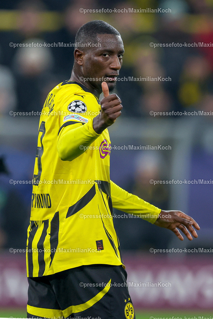 UCL11122402141 | 11.12.2024, UEFA Champions League, Borussia Dortmund - FC Barcelona, 8. Spieltag, Signal Iduna Park, Saison 2024 2025: Serhou Guirassy (BVB #9) gestikulierend Daumen nach oben zufrieden Glücklich