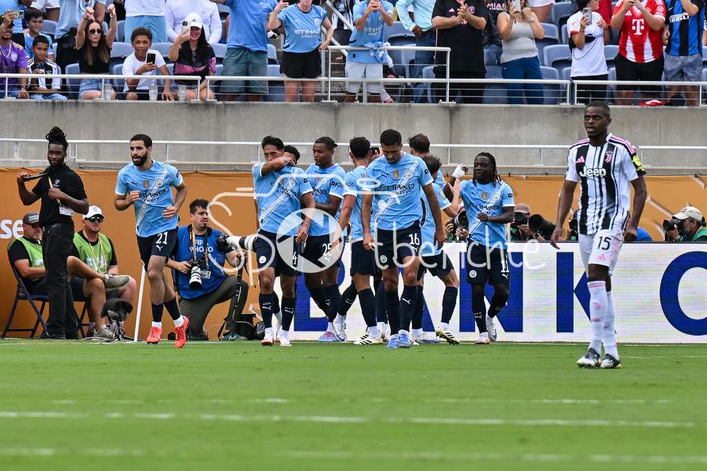 Juventus Turin - Manchester City | Jubel der Englaender nach dem Treffer zum 1-0 durch Jeremy DOKU (Manchester City 11) / Tor / Torschuetze / Freude / Happy / FIFA Club World Cup: Juventus Turin - Manchester City, Camping World Stadium am 26.06.2025 / NOT FOR SALE IN USA