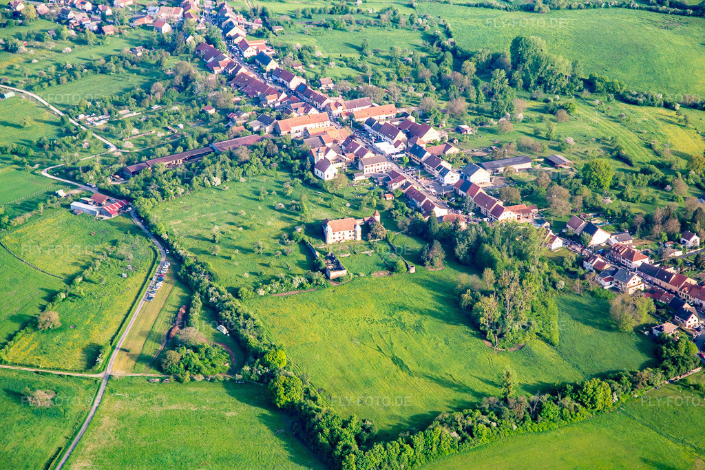 Luftbild: Château de Diedendorf in Diedendorf im Bundesland Bas-Rhin in Frankreich. Foto: IMG_140623.jpg vom 01.05.2024 durch Werner Riehm/FLY-FOTO.de