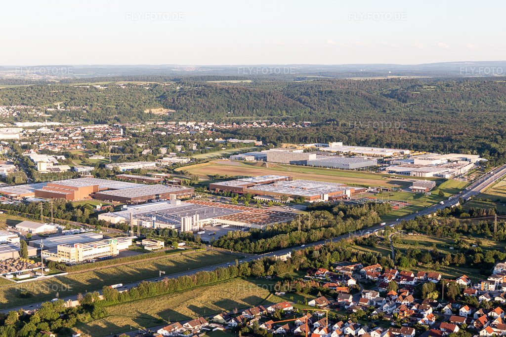 Luftbild: Industriegebiet an der Autobahn in Bruchsal im Bundesland Baden-Württemberg in Deutschland. Foto: IMG_115304.jpg vom 13.06.2019 durch Werner Riehm/FLY-FOTO.de
