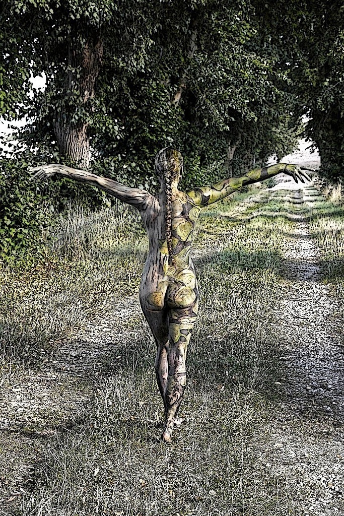NatureArt-LINDENALLEE_3931b3b | Comic-Walk auf dem Weg | #019 | Modell: Tatjana Heinz | Foto: Tschiponnique Skupin - Realisiert mit Pictrs.com