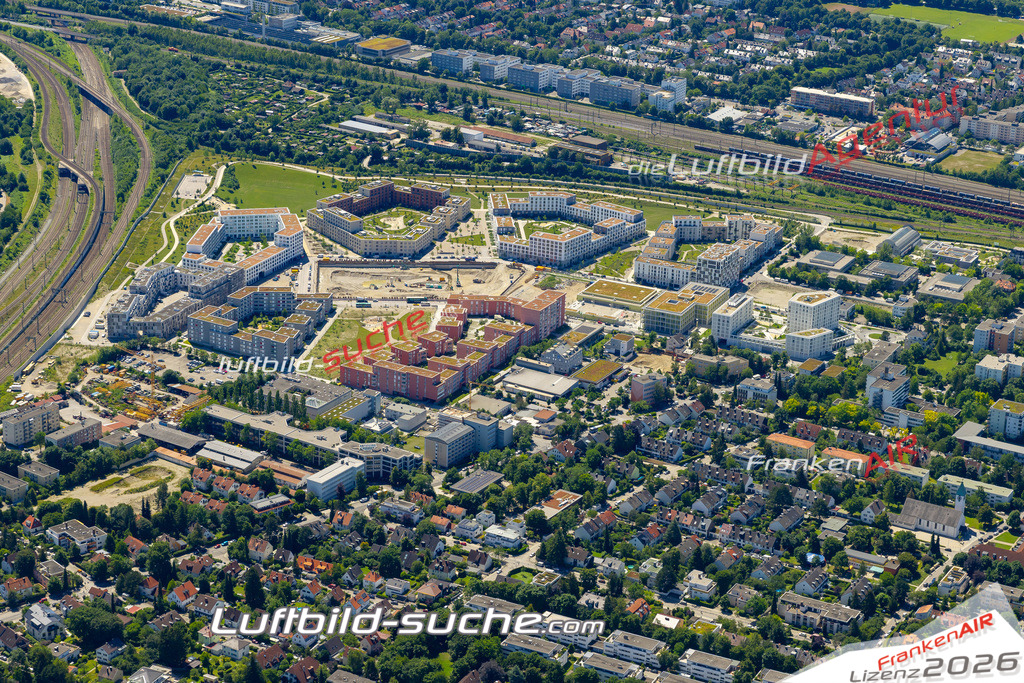 Aktuelles Luftbild von Neupasing München - Die Luftaufnahme wurde 2022 mittels UL-Flugzeug erstellt ( keine Drohne ) - hochauflösende Kamera-Systeme von  Canon -Beste Qualität - Für grossformatige Ausdrucke geeignet. Die Geschenkidee !