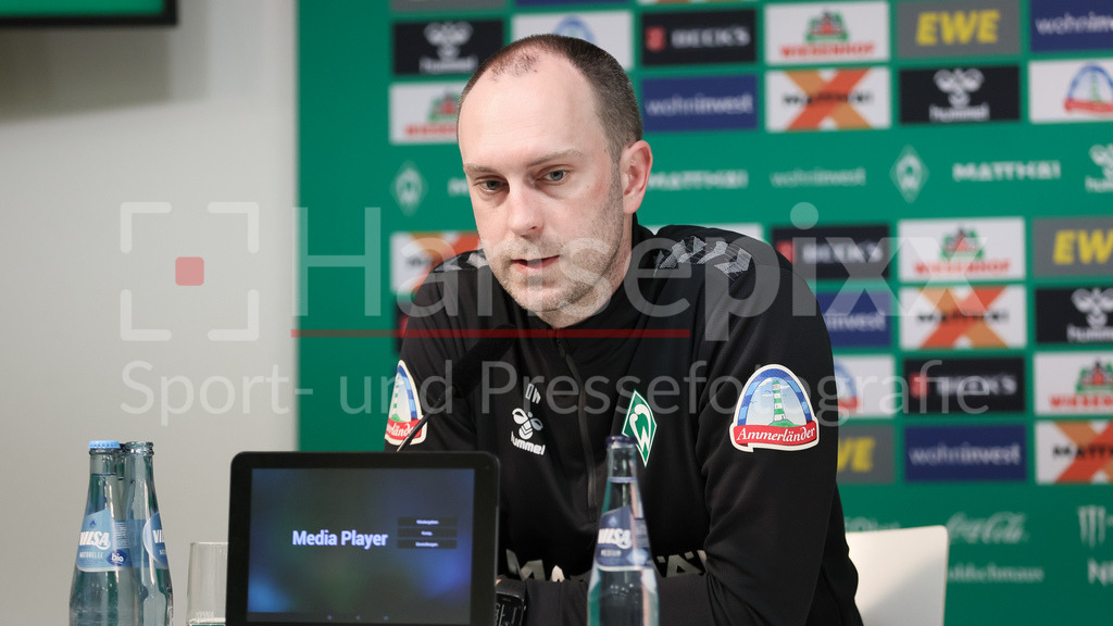 Fussball, Bundesliga, SV Werder Bremen - Borussia Mönchengladbach | v.li.: Ole Werner (Trainer, Cheftrainer, SV Werder Bremen) während der Pressekonferenz, Portrait, Nahaufnahme, Einzelfoto, Einzelbild, DIE DFL-RICHTLINIEN UNTERSAGEN JEGLICHE NUTZUNG VON FOTOS ALS SEQUENZBILDER UND/ODER VIDEOÄHNLICHE FOTOSTRECKEN. DFL REGULATIONS PROHIBIT ANY USE OF PHOTOGRAPHS AS IMAGE SEQUENCES AND/OR QUASI-VIDEO.