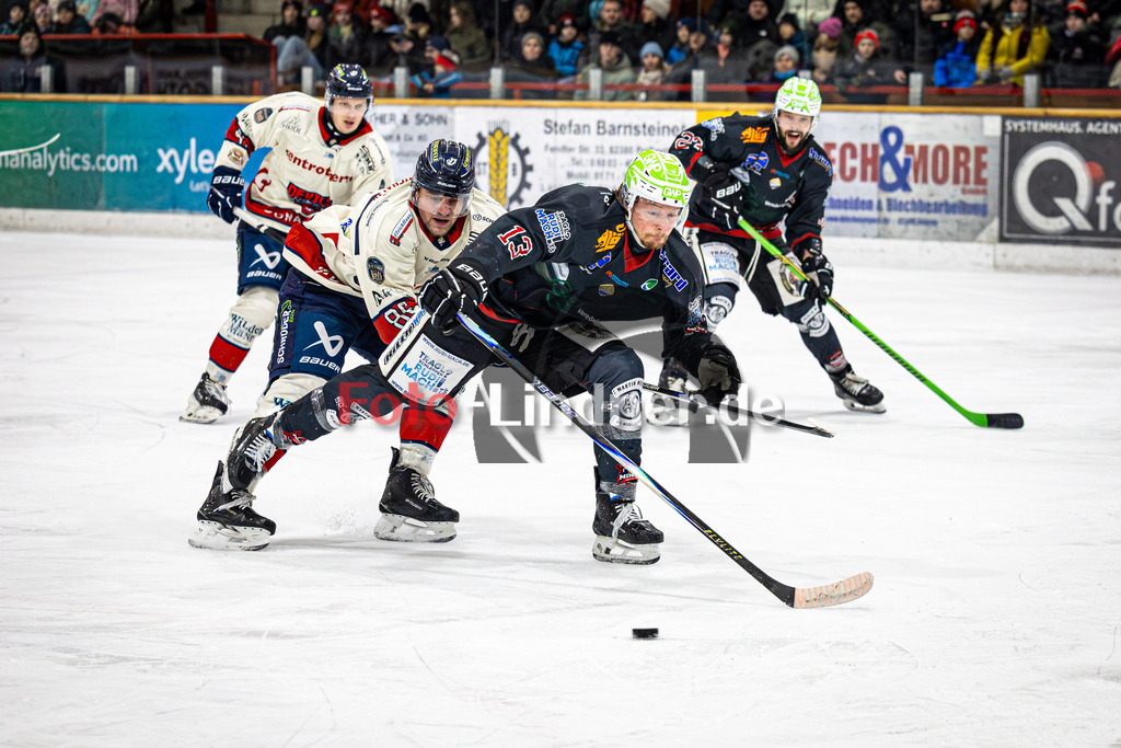 Peißenberg MINERS gegen VfE Ulm/Neu-Ulm DEVILS | Eishockey Bayernliga 2025/26 Vorrunde 24. Spieltag, Peißenberg MINERS gegen VfE Ulm/Neu-Ulm DEVILS, 20260104,Zweikampf,2026-01-04 in Peißenberg (flatbuy Arena Peißenberg), Maximilian RIEGER (VfE Ulm/Neu-Ulm DEVILS 86), Weiland PARRISH (MINERS 13), David HECKENBERGER (VfE Ulm/Neu-Ulm DEVILS 3)Copyright: WolfgangxLindner www.foto-lindner.de