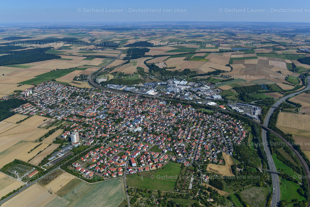 3650181 | ROTTENDORF 31.08.2016 Stadtgebiet mit Außenbezirken und Innenstadtbereich am Rand von landwirtschaftlichen Feldern und Ackerflächen in Rottendorf im Bundesland Bayern, Deutschland // Urban area with outskirts and inner city area on the edge of agricultural fields and arable land in Rottendorf in the state Bavaria, Germany Foto: Gerhard Launer