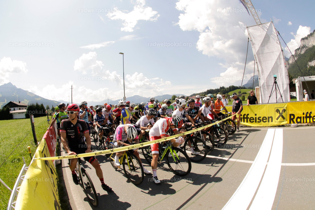 657_20230817_Bewerb_Maenner_Muehlanger | AUT - OESTERREICH, 2023-08-16: SPORT RENNRAD-FAHREN - 55. INTERNATIONALER RADWELTPOKAL IN ST. JOHANN IN TIROL  - Vintage-Radrennen mit WM-Bronze-Medaillen-Siegerin Christina Schweinberger, den Teilnehmer und Alexander Baumann (vom Orginastions-Team) - TAG 2 BEWERB MAENNER IN SECHS GRUPPEN  ; Foto: Roland Muehlanger