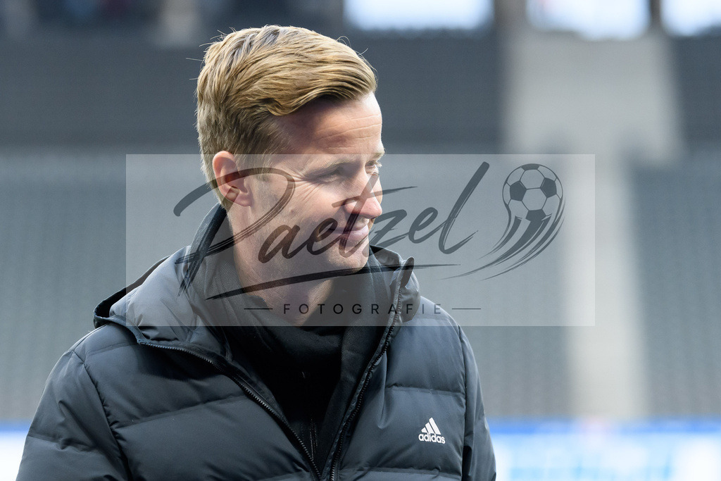 BSCFCB20220123_156 | Fussball, Herren: Vierter Offizieller Arne Aarnik schaut bei dem Spiel der 1. Bundesliga zwischen Hertha BSC und FC Bayern Muenchen im Olypiastadion am 23.01.2022 in Berlin, Deutschland.DFB / DFL REGULATIONS PROHIBIT ANY USE OF PHOTOGRAPHS AS IMAGE SEQUENCES AND/OR QUASI-VIDEO. - Realisiert mit Pictrs.com