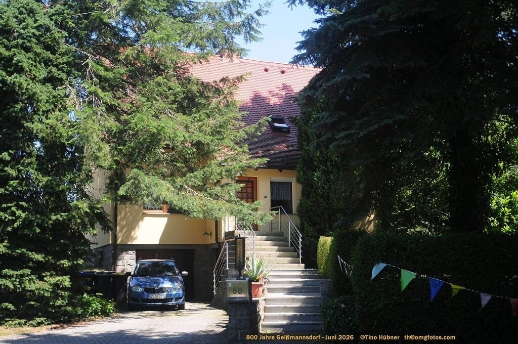Geißmannsdorf-2026-Ortsbilder-557 | Geißmannsdorf bei Bischofswerda im Sommer 2026. Ein fotografischer Streifzug durch das Dorf Geißmannsdorf, mit Gebäuden, Straßen, Strohpuppen und geschmückten Vorgärten und Grundstücken anlässlich der 800-Jahr-Feier von Geißmannsdorf im Juni 2026 - Realisiert mit Pictrs.com