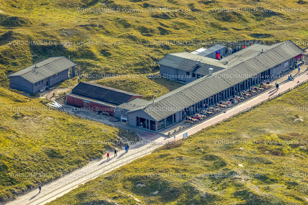 Aurich251105021Norderney | Luftbild, Weisse Düne Restaurant mit Außengastronomie, Touristen an Tischen und Stühlen, hügelige Wiesen und Touristen beim Spaziergang, Norderney, Norddeutschland, Ostfriesland, Niedersachsen, Deutschland