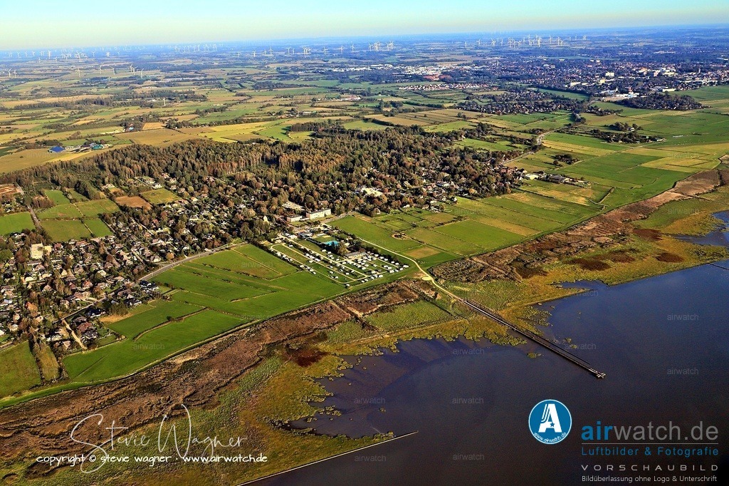 Luftbild Schobüll - Die Kirche am Schobüller Berg | Die Kirche am Schobüller Berg, mit 31 Metern ü. NN einem der höchsten Punkte der schleswig-holsteinischen Nordseeküste, diente lange als Seezeichen für Schiffe und wurde um 1600 erbaut. Sie wurde nach dem Einsturz des Turms 1780 mit einem niedrigeren, windanpassungsfähigeren Turm erneuert.