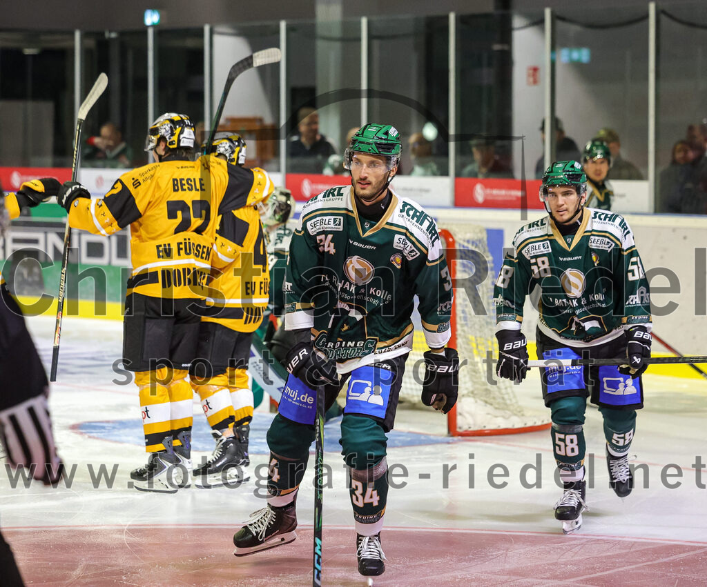 2025-08-22_123_TSV_Erding_gegen_EV_Fuessen | Erding, Deutschland, 22.08.2025:Eishockey, Oberliga Süd 2025 / 2026, Testspiel, TSV Erding gegen EV Füssen, Endergebnis: 1:4+f22+, Marek Slavik (EV Füssen, #41), Bastian Cramer (Erding Gladiators, #34), Paul Pfenninger (Erding Gladiators, #58)Foto: Christian Riedel / fotografie-riedel.net