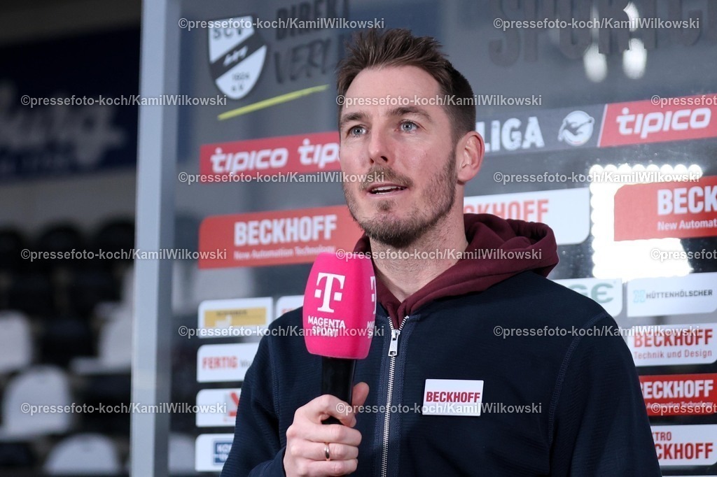 xKWIx13122501004 | 13.12.2025, xKWIx, Fußball, 3. Liga, SC Verl - Rot-Weiss Essen, SPORTCLUB Arena: Tobias Strobl (SC Verl Cheftrainer) im Interview Photo: xKamilxWilkowskixPressefotoKochx