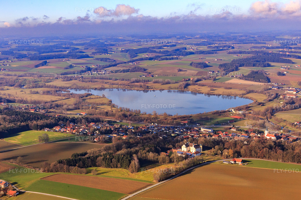 Luftbild: Dorfansicht am Rottauensee im Ortsteil Hinten in Postmünster im Bundesland Bayern in Deutschland. Foto: IMG_095931.jpg vom 29.12.2016 durch Werner Riehm/FLY-FOTO.de