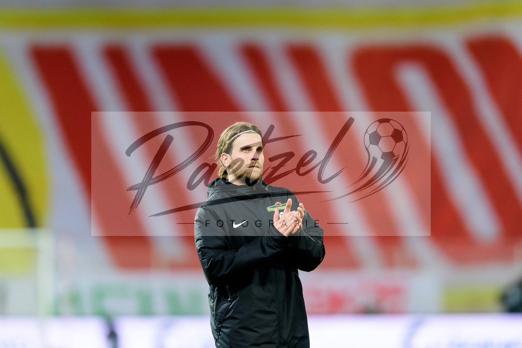 FCUFRE20211215_058 | Fussball, Herren: Lucas Hoeler (SC Freiburg) gestikuliert, Gestik bei dem Spiel der 1. Bundesliga zwischen 1. FC Union Berlin und SC Freiburg im Stadion An der Alten Foersterei am 15.12.2021 in Berlin, Deutschland.DFB / DFL REGULATIONS PROHIBIT ANY USE OF PHOTOGRAPHS AS IMAGE SEQUENCES AND/OR QUASI-VIDEO. - Realisiert mit Pictrs.com