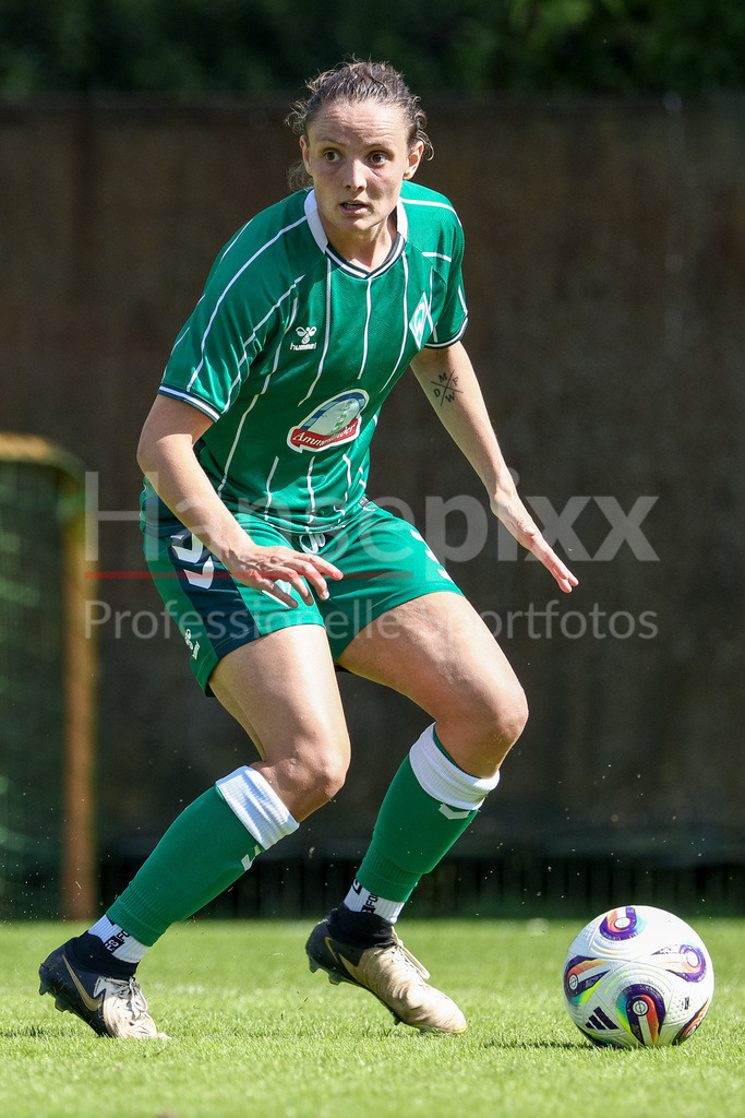 Fussball, Testspiel Frauen, SV Werder Bremen - SC Heerenveen | Verena Wieder (SV Werder Bremen, 31) am Ball, Freisteller, Einzelbild, Ganzkörper, Aktion, Action, Spielszene