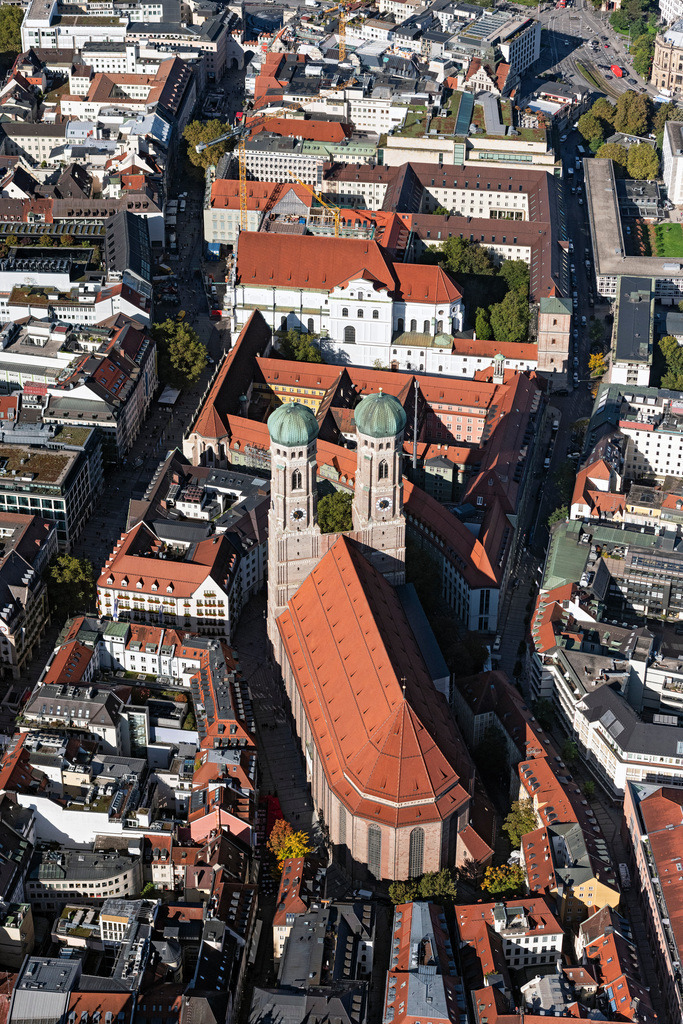 dr__0054327.jpg | MüNCHEN 07.10.2024 Frauenkirche im Altstadt- Zentrum von München im Bundesland Bayern. Der dreischiffige spätgotische Backsteinbau steht neben dem Neuen Rathaus und ist ein bedeutendes Wahrzeichen der Landeshauptstadt. Der Dom zu " Unserer Lieben Frau " ist auch als Liebfrauendom bekannt. Weiterführende Informationen bei: Metropolitanpfarrei Zu Unserer Lieben Frau. // Church building of the Frauenkirche in the old town in Munich in the state Bavaria, Germany. Further information at: Metropolitanpfarrei Zu Unserer Lieben Frau. Foto: Daniel Reiter