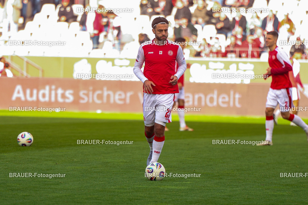 Rot-Weiss Essen - Viktoria Köln - 3.Liga | Essen, Deutschland, 18.10.2025 José-Enrique Ríos Alonso  (Rot-Weiss Essen) wärmt sich auf  während des 3.Liga Spiels zwischen Rot-Weiss Essen- Viktoria Köln im Stadion an der Hafenstraße am 01.08.2025 in Essen. (Foto von Timo Bluhmki-Schmidt/ Brauer Fotoagentur