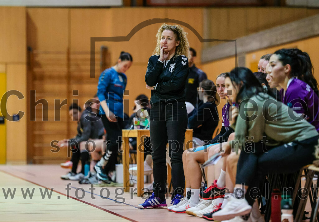 2023-12-17_086_SpVgg_Altenerding_II_gegen_HF_Scheyern | Erding, Deutschland, 17.12.2023:
Handball, Bezirksliga Frauen Altbayern 2023 / 2024, 9. Spieltag, SpVgg Altenerding II gegen HF Scheyern, Endergebnis: 22:26

Trainerin Nicole Steinbrecher (SpVgg Altenerding)

Foto: Christian Riedel / fotografie-riedel.net