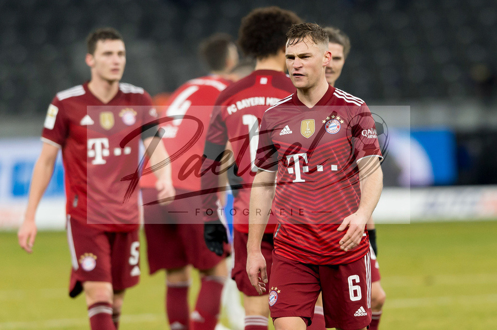 BSCFCB20220123_137 | Fussball, Herren: Joshua Kimmich (FC Bayern Muenchen) schaut bei dem Spiel der 1. Bundesliga zwischen Hertha BSC und FC Bayern Muenchen im Olypiastadion am 23.01.2022 in Berlin, Deutschland.DFB / DFL REGULATIONS PROHIBIT ANY USE OF PHOTOGRAPHS AS IMAGE SEQUENCES AND/OR QUASI-VIDEO. - Realisiert mit Pictrs.com