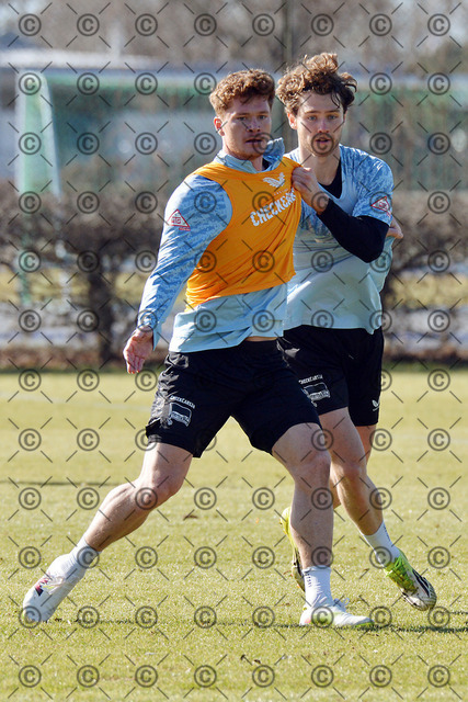RGE_8229c | Hertha BSC, 2.Bundesliga, Herren, Training auf dem Gebhardt-Platz, Saison 2025/26, von li. Sebastian Groenning ( Hertha BSC ), Linus Gechter ( Hertha BSC ),  04.03. 2026, Fotograf: Ralf Gebhardt - Realisiert mit Pictrs.com