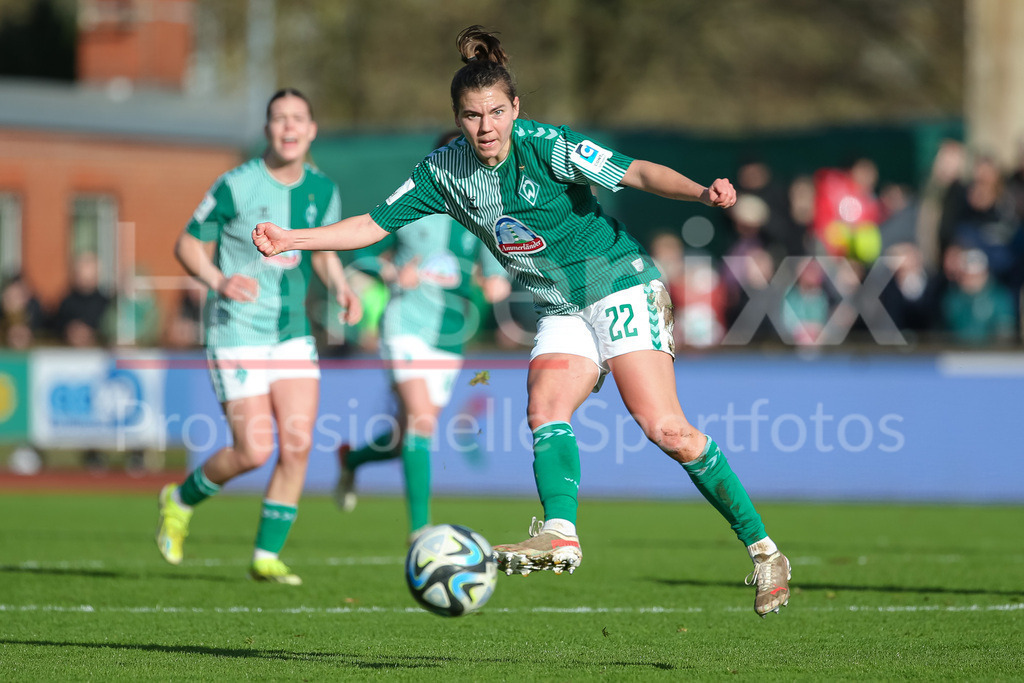 Fussball, Google Pixel Frauen-Bundesliga, SV Werder Bremen - SC Freiburg | v.li.: Rieke Dieckmann (SV Werder Bremen, 22) am Ball, Einzelbild, Ganzkörper, Aktion, Action, Spielszene, DIE DFB-RICHTLINIEN UNTERSAGEN JEGLICHE NUTZUNG VON FOTOS ALS SEQUENZBILDER UND/ODER VIDEOÄHNLICHE FOTOSTRECKEN. DFB REGULATIONS PROHIBIT ANY USE OF PHOTOGRAPHS AS IMAGE SEQUENCES AND/OR QUASI-VIDEO.
