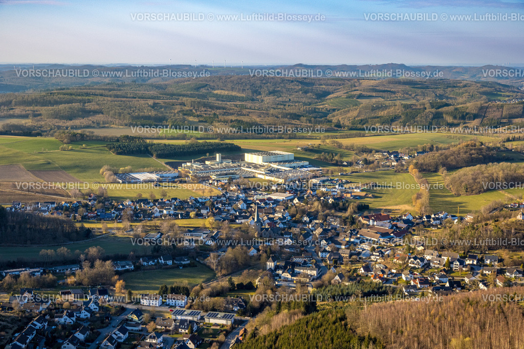 Sundern250309879Stockum_TillmannWellpappe | Luftbild, Ortszentrum Stockum (Sauerland) mit kath. St. Pankratius Kirche, denkmalgeschütztes Kirchengebäude, Tillmann Wellpappe-Verpackungen Werksgelände, Gewerbegebiet, Hügellandschaft mit Wald und Fernsicht, Stockum, Sundern, Sauerland, Nordrhein-Westfalen, Deutschland