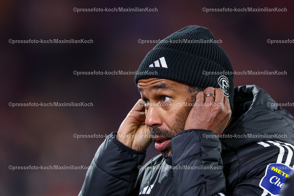 Due20122401010 | 20.12.2024, Fußball, Fortuna Düsseldorf - 1. FC Magdeburg, 2. Bundesliga, Merkur Spiel-Arena, Saison 2024 2025: Cheftrainer Daniel Thioune (Trainer Fortuna Düsseldorf)DFB regulations prohibit any use of photographs as image sequences and or quasi-video.