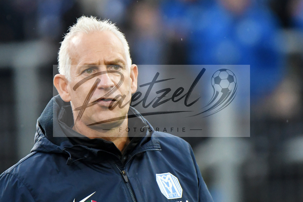 20200201_MEPCHE_0007 | Fußball, Herren: Trainer Christian Neidhart (SV Meppen) schaut waehrend des Spiels der 3. Liga zwischen SV Meppen und Chemnitzer FC in der Haensch-Arena am 01.02.2020 in Meppen, Deutschland. DFB / DFL REGULATIONS PROHIBIT ANY USE OF PHOTOGRAPHS AS IMAGE SEQUENCES AND/OR QUASI-VIDEO. - Realisiert mit Pictrs.com